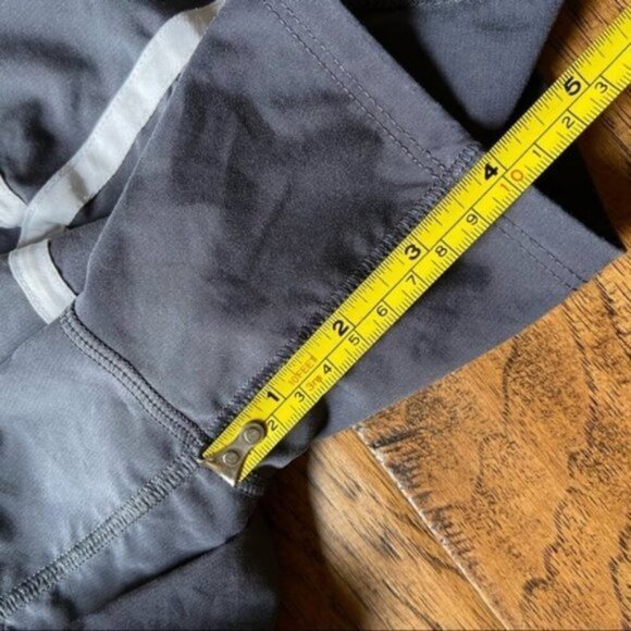 Lululemon Tracker Short II *2-way Stretch size 2 - Picture 7 of 10